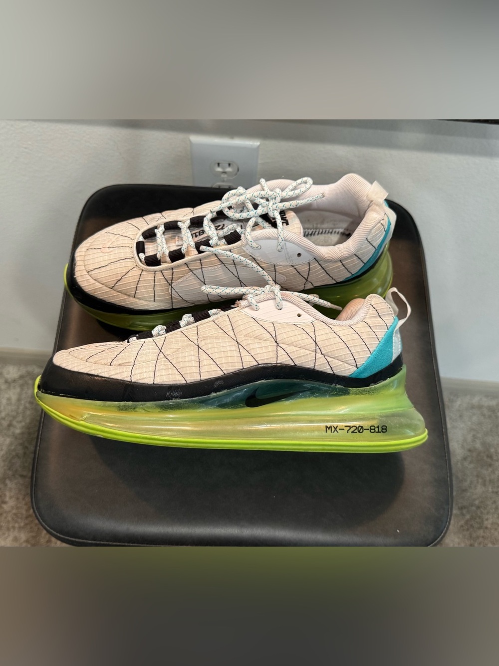 💕🌷Nike Air White Sneakers with Neon Green Accent( Unisex)